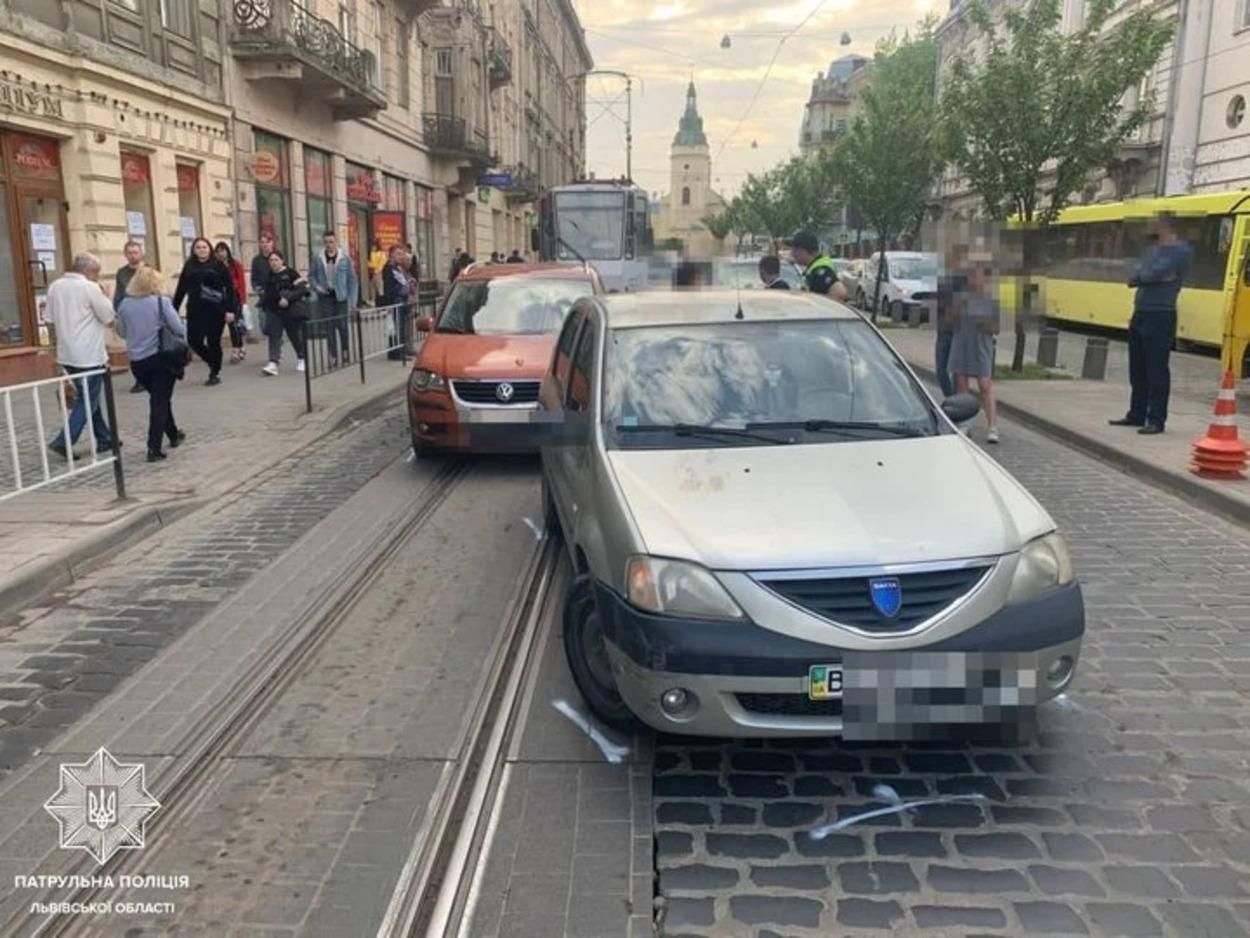 Въехал в Porsche и убежал: во Львове водитель под действием наркотиков разбил 5 авто - фото и видео 