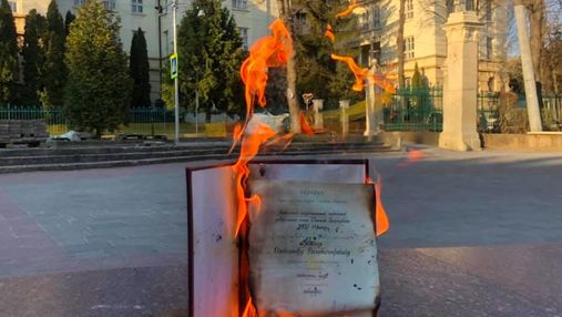 Списывание, покупка дипломов и диссертаций: как будут наказывать студентов и ученых Списывание, покупка дипломов и диссертаций: как будут наказывать студентов и ученых