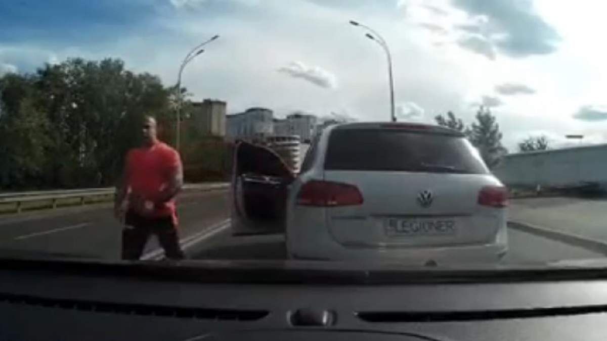 Мужчине, который избил водителя битой в Киеве, объявили о подозрении Мужчине, который избил водителя битой в Киеве, объявили о подозрении