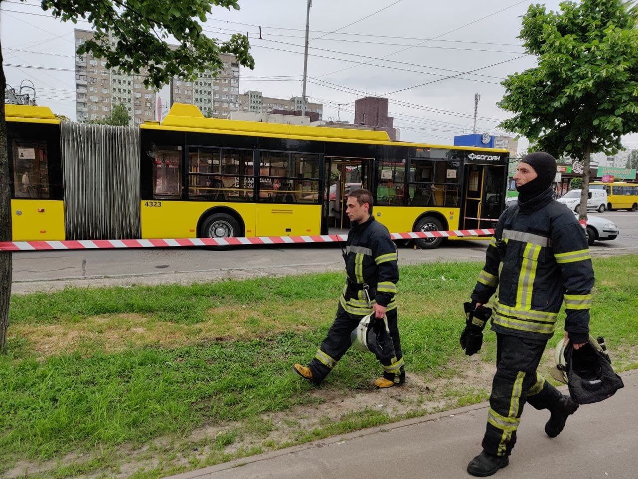 У Києві на Троєщині у тролейбус кинули коктейль Молотова