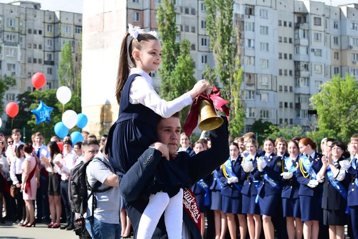 У школах Криму проходять останні дзвоники: фото та відео