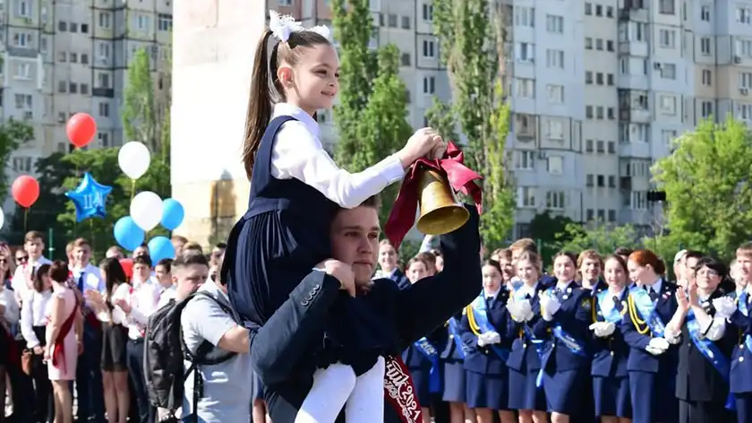 В школах Крыма проходят последние звонки: фото и видео