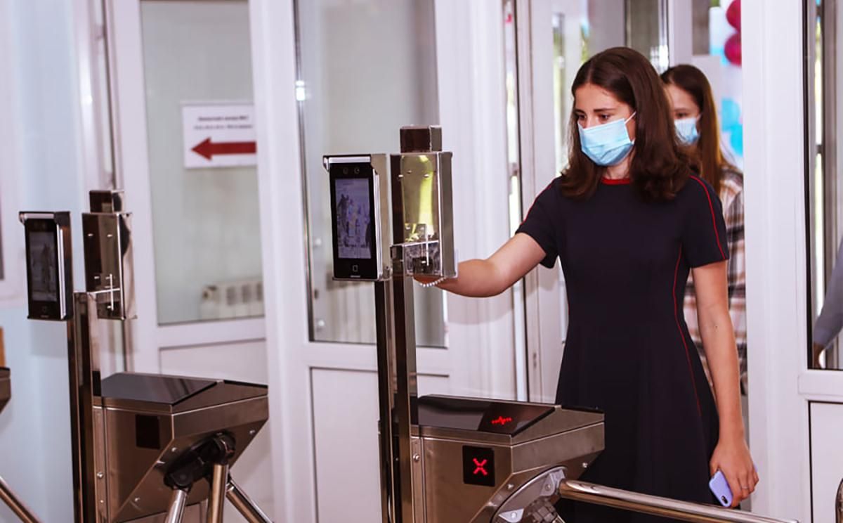 В українських школах запустять систему пропуску оплати обличчям В українських школах запустять систему пропуску оплати обличчям