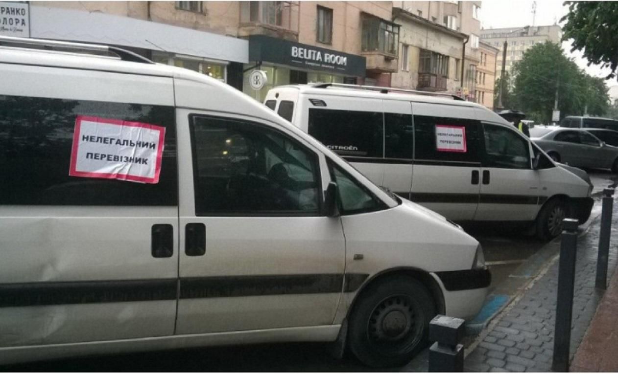 Нелегальные перевозчики перекрыли пешеходные зоны в Ивано-Франковске