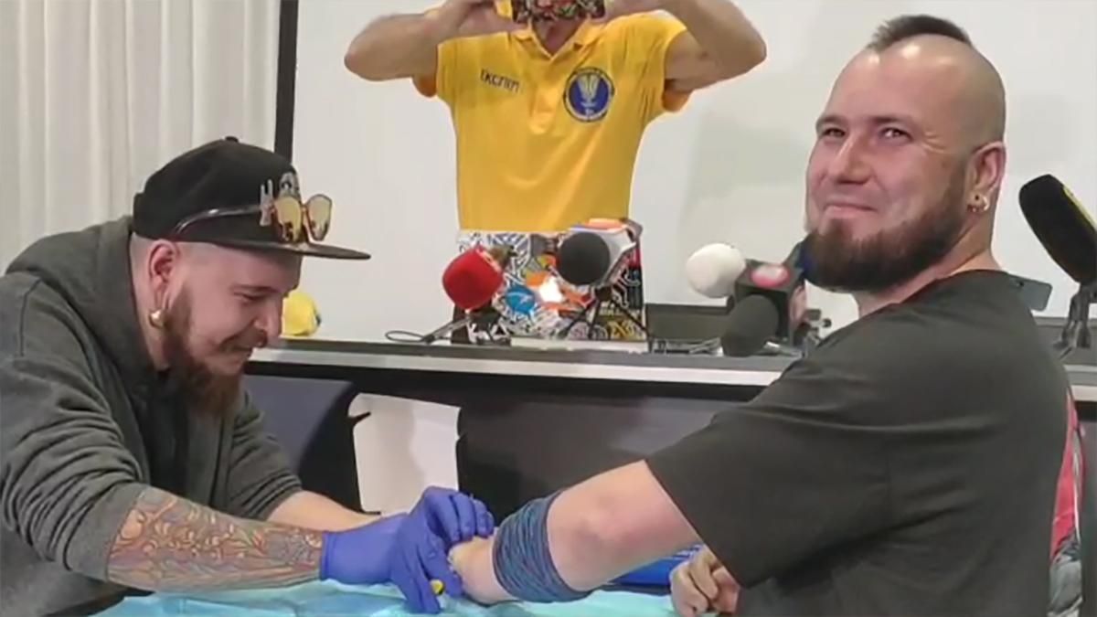 Киянин вживив під шкіру 8 чипів: для чого – відео Киянин вживив під шкіру 8 чипів: для чого – відео