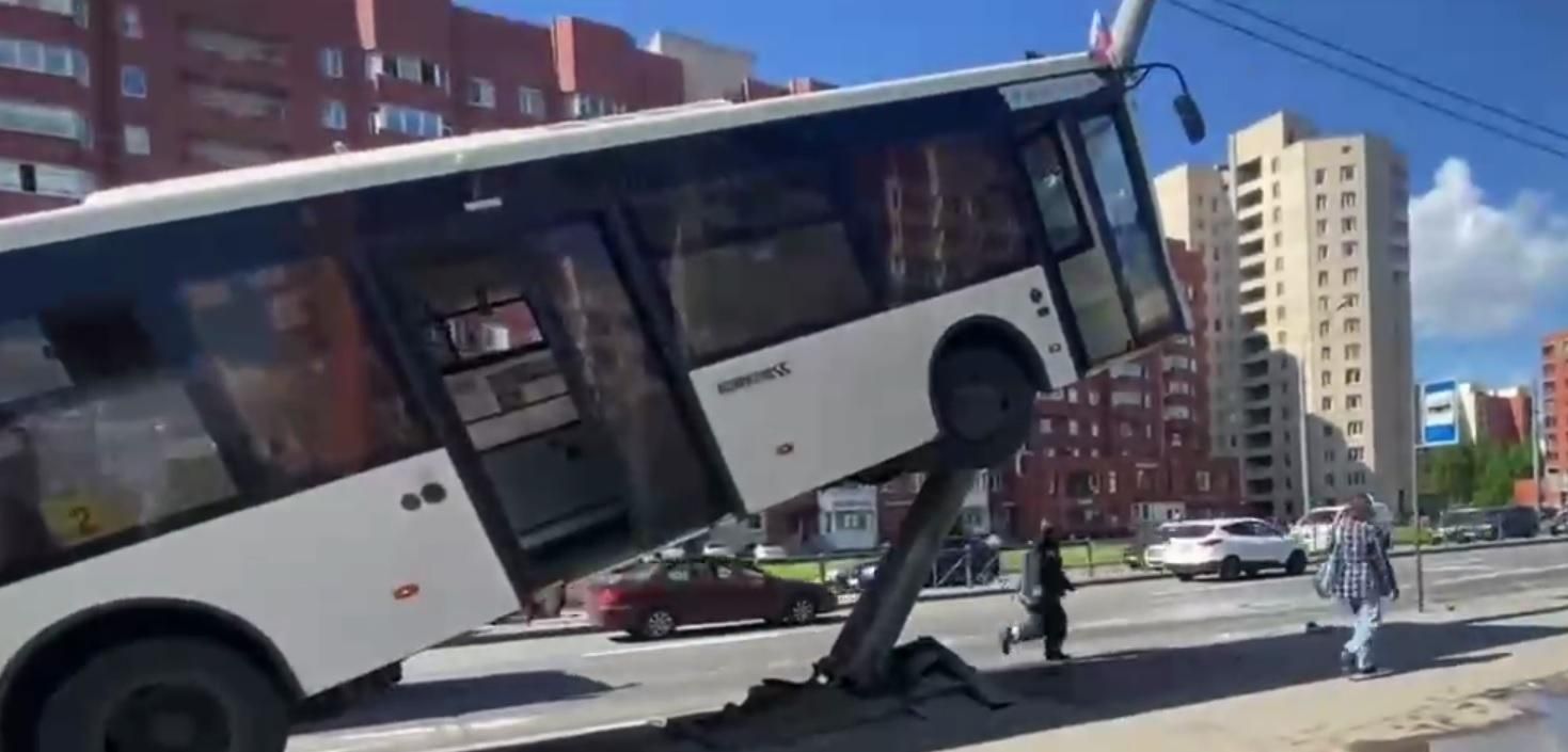 У Санкт-Петербурзі автобус врізався у стовп і повис над землею: відео