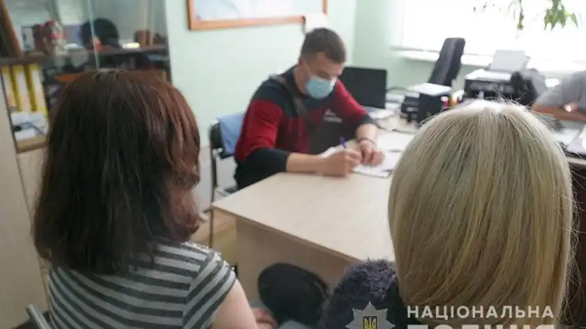 Хотіла працювати у Тернополі: львівська повія намагалась дати 500 доларів хабаря поліцейському