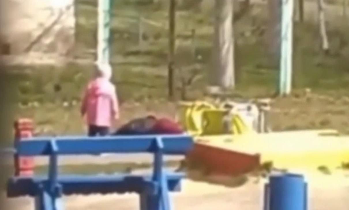 В Виннице нетрезвая женщина упала на коляску с ребенком - видео