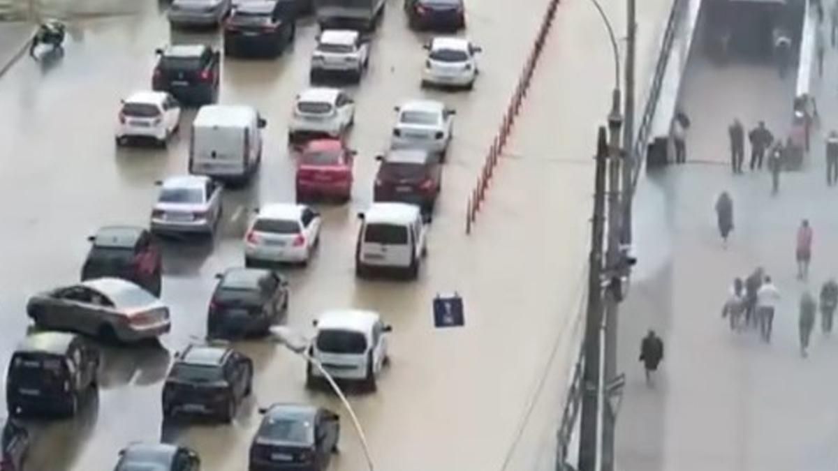 У Києві знову прорвало трубу біля Ocean Plaza: машини пливуть