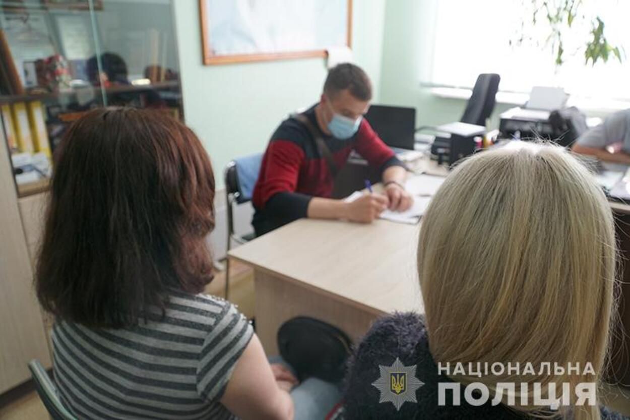 Хотела работать в Тернополе: львовская проститутка пыталась дать 500 долларов взятки полицейскому 