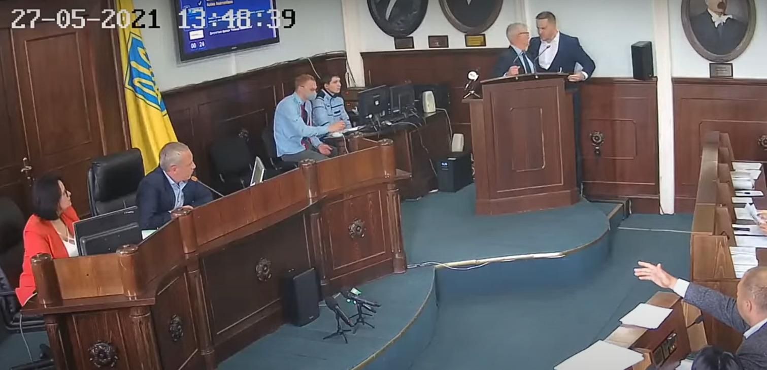 В Черновицком горсовете толкотня между Бешлеем и Кушнириком: видео В Черновицком горсовете толкотня между Бешлеем и Кушнириком: видео