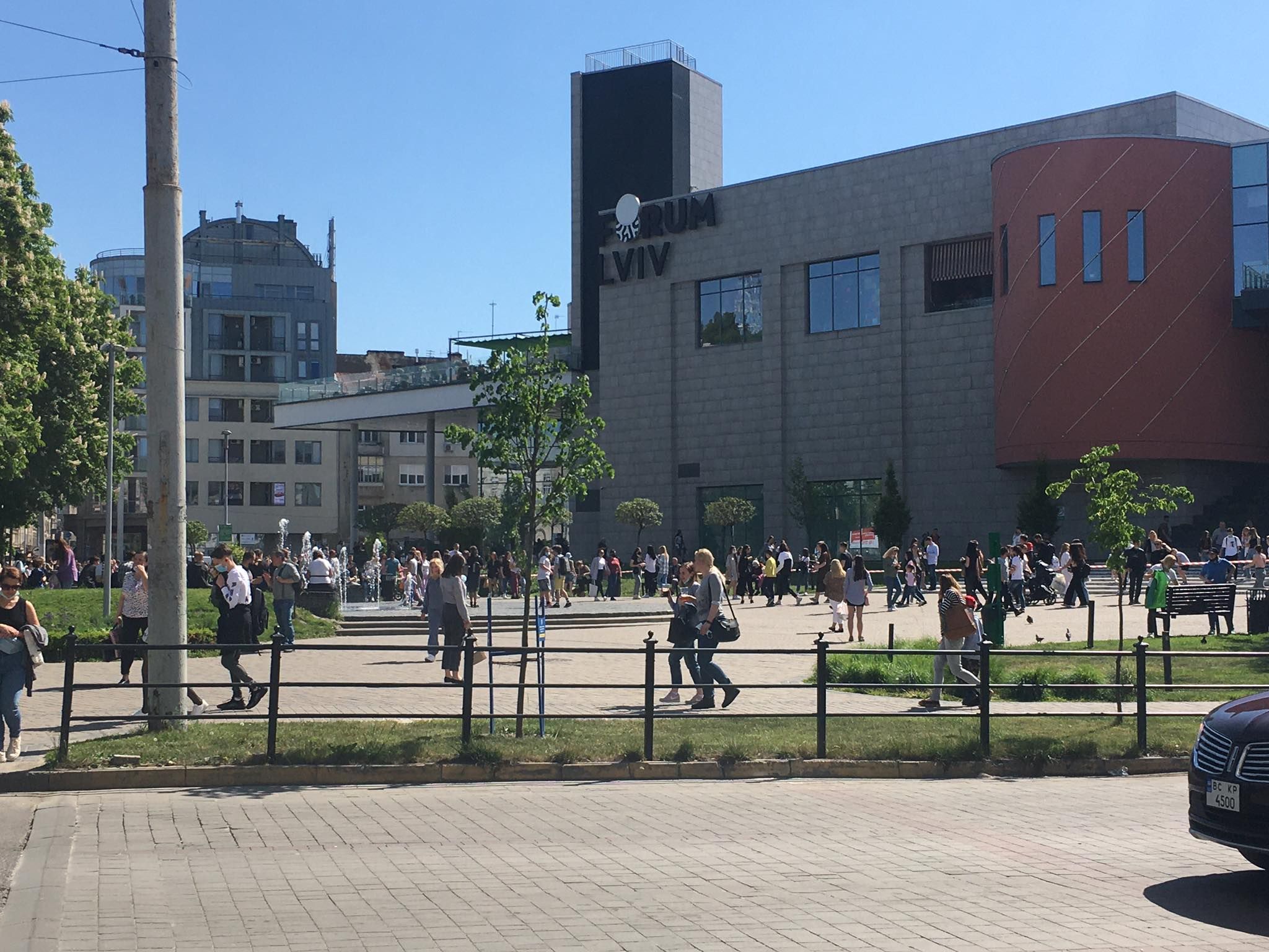Люди були в паніці: у Львові знову замінували ТРЦ Forum Lviv – фото і відео