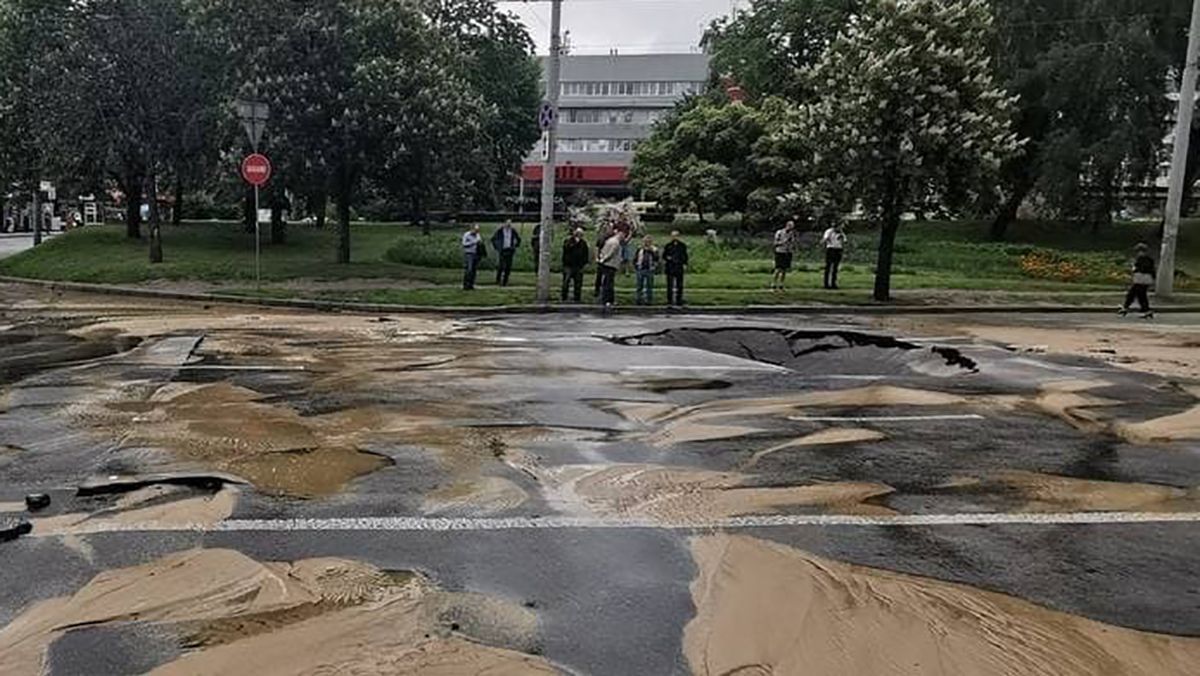 Прорив біля Ocean Plaza в Києві: як проїхати – відео Прорив біля Ocean Plaza в Києві: як проїхати – відео