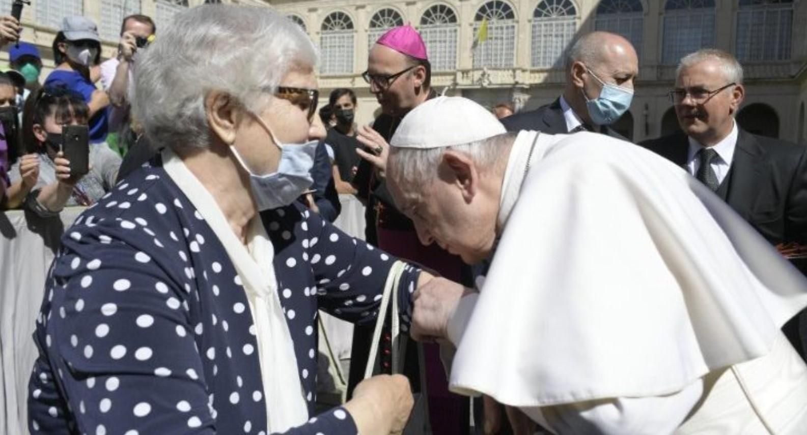 Папа Римский поцеловал татуировку на руке выжившей в Освенциме: видео