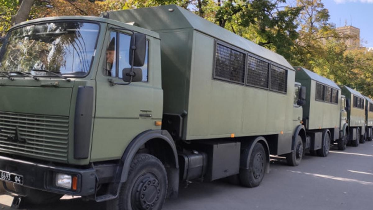 Под Киевом столкнулись 6 грузовиков: среди них транспорт Нацгвардии 
