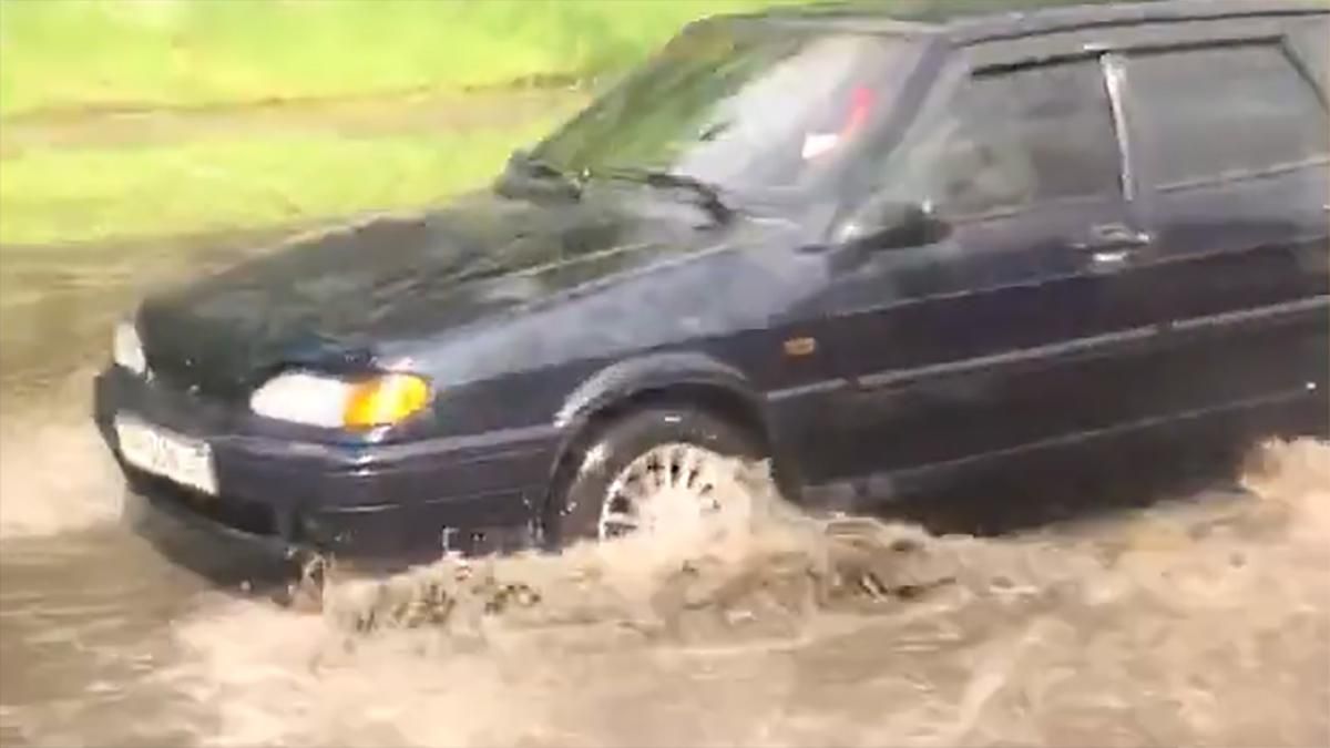 Через сильний дощ у Киві 27.05.2021 утворилися річки: відео