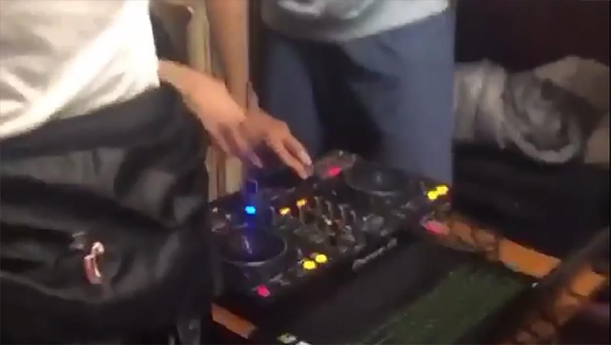 У Києві підлітки влаштували рейв у метро: відео У Києві підлітки влаштували рейв у метро: відео