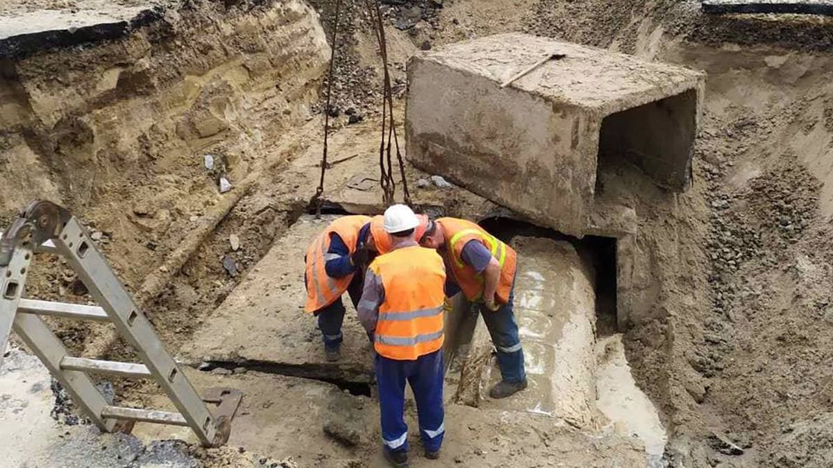 На Антоновича перекрили рух: ремонт труби триватиме добу На Антоновича перекрили рух: ремонт труби триватиме добу