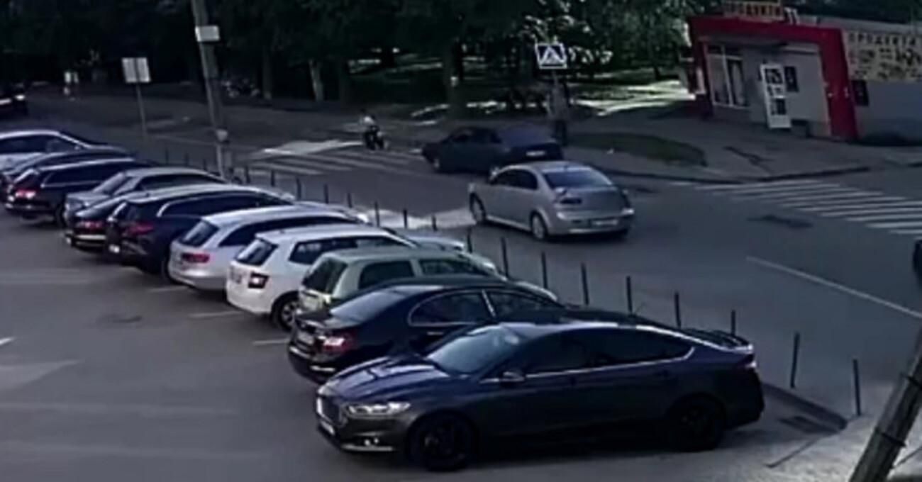 Во Львове 27.05.2021 авто сбило 2 детей на пешеходном переходе: видео 