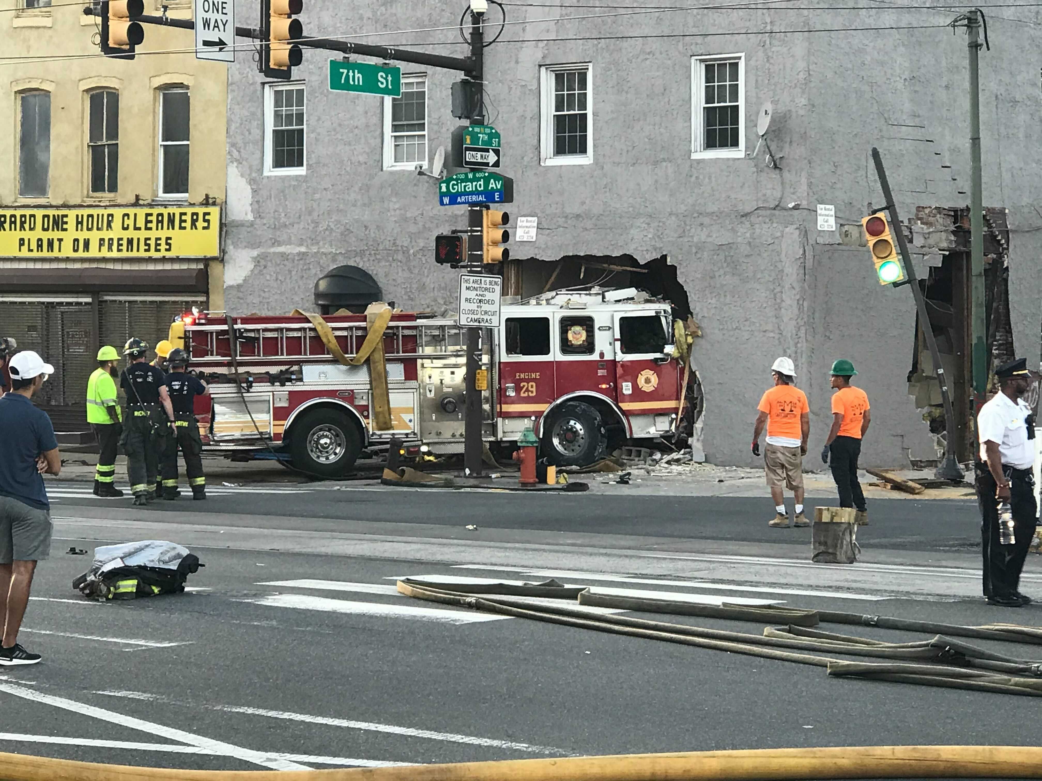 Пожарная машина протаранила здание в США, есть пострадавшие: видео Пожарная машина протаранила здание в США, есть пострадавшие: видео