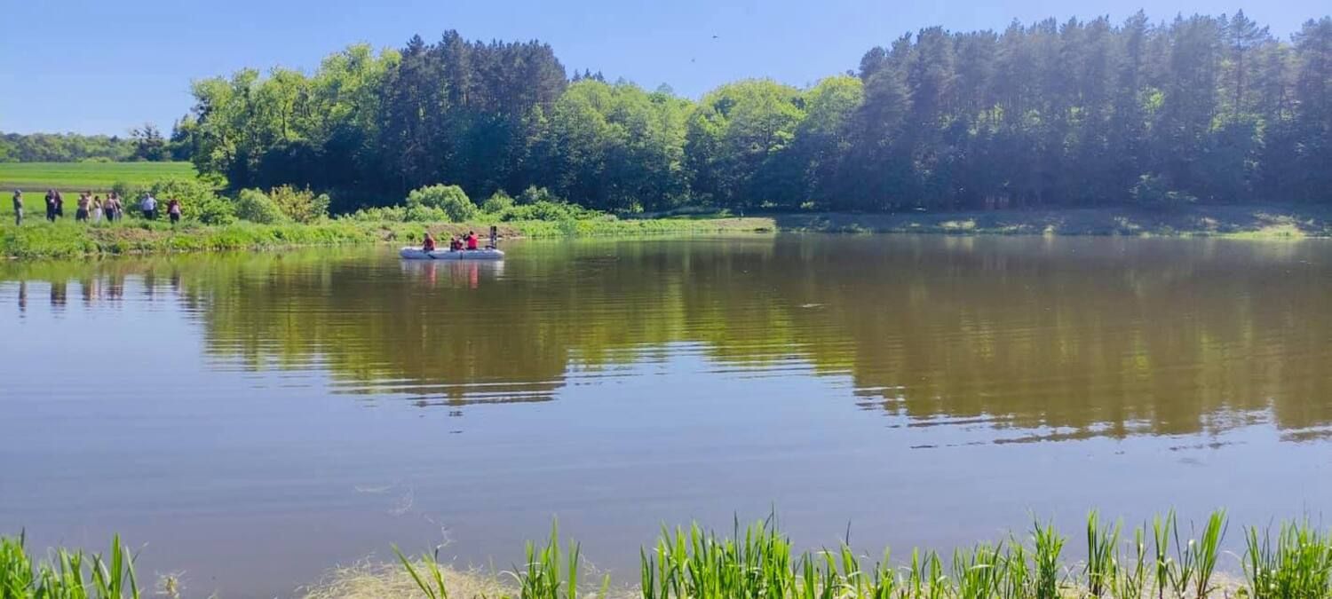 На Львовщине во время купания в озере утонул 15-летний школьник: фото 