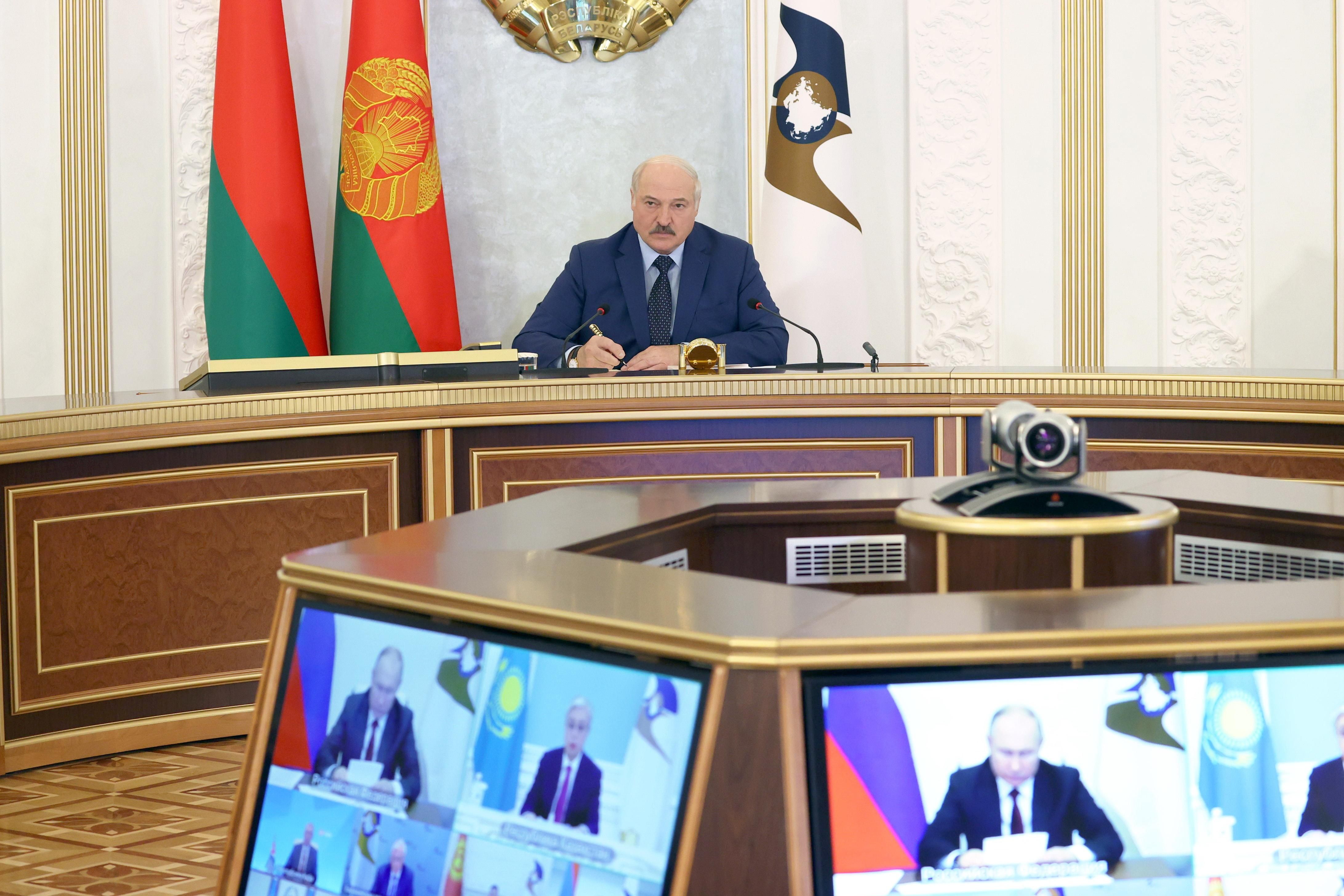 Лукашенко собрался прививать украинцев Спутником на границе