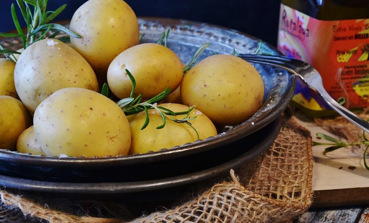 Молода картопля: для кого вживати продукцію небажано