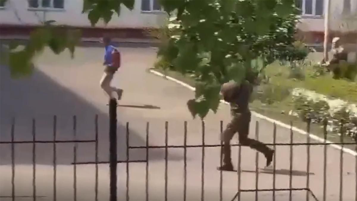 Стрілянина в шкільному дворі на Одещині: чоловіка поранено