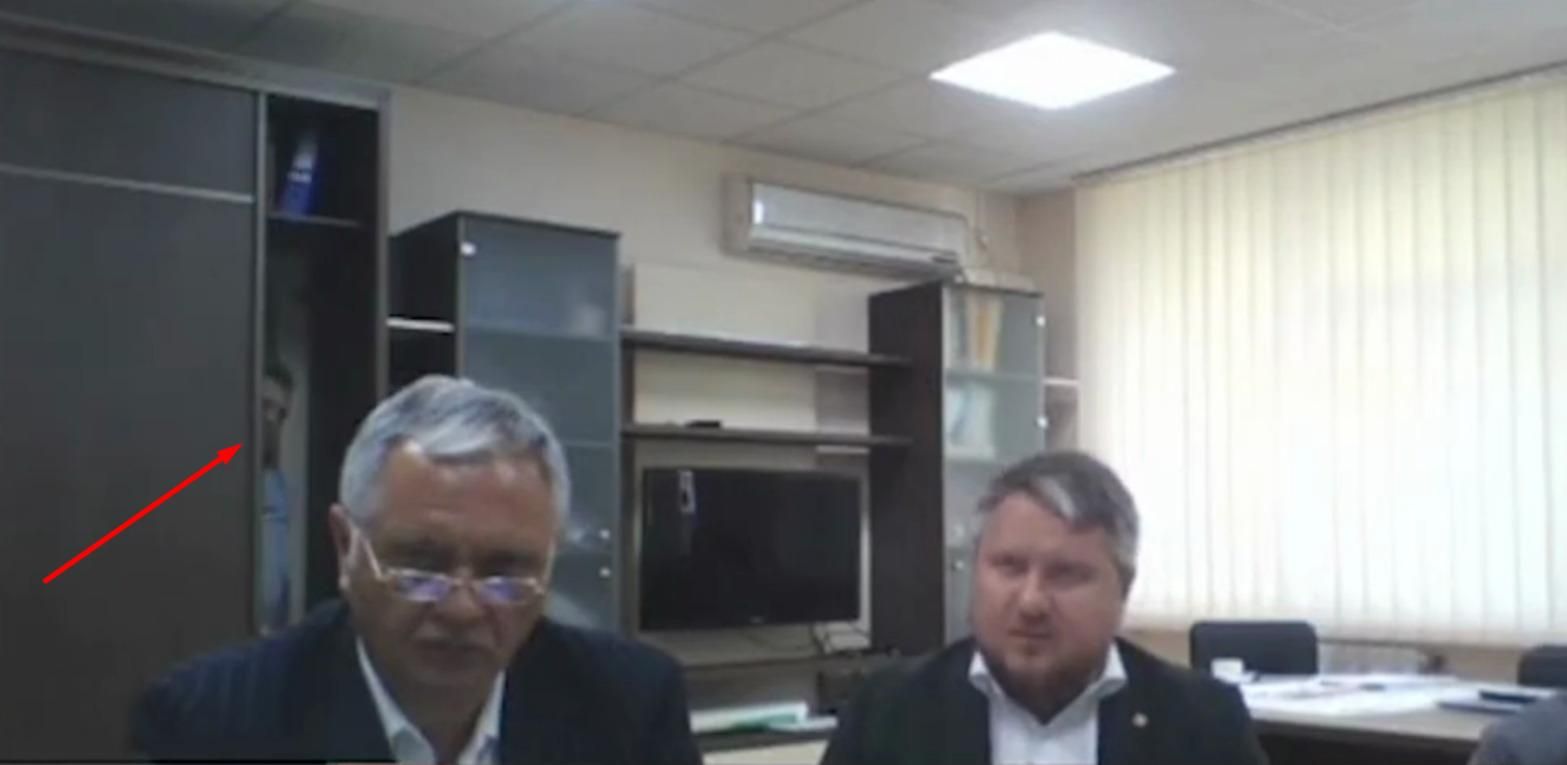 В Крыму во время совещания оккупантов из шкафа вышел человек: видео В Крыму во время совещания оккупантов из шкафа вышел человек: видео