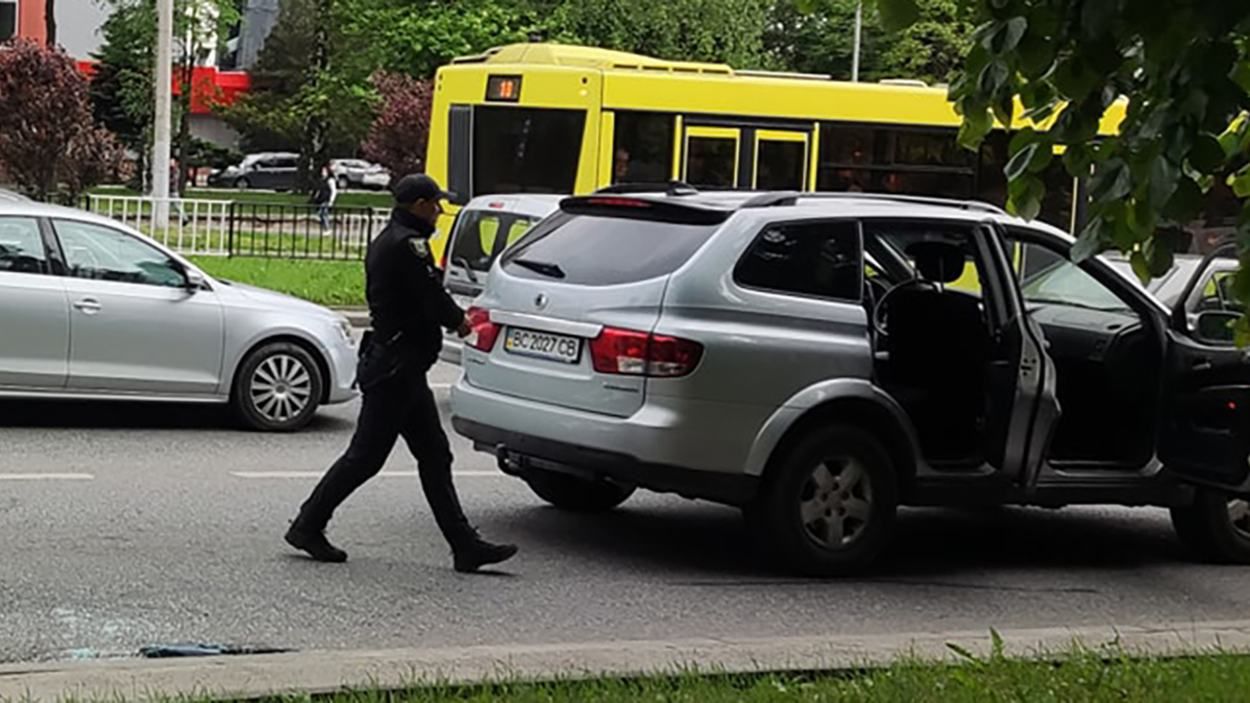 Знепритомнів на світлофорі: у Львові водій помер за кермом свого авто – фото і відео