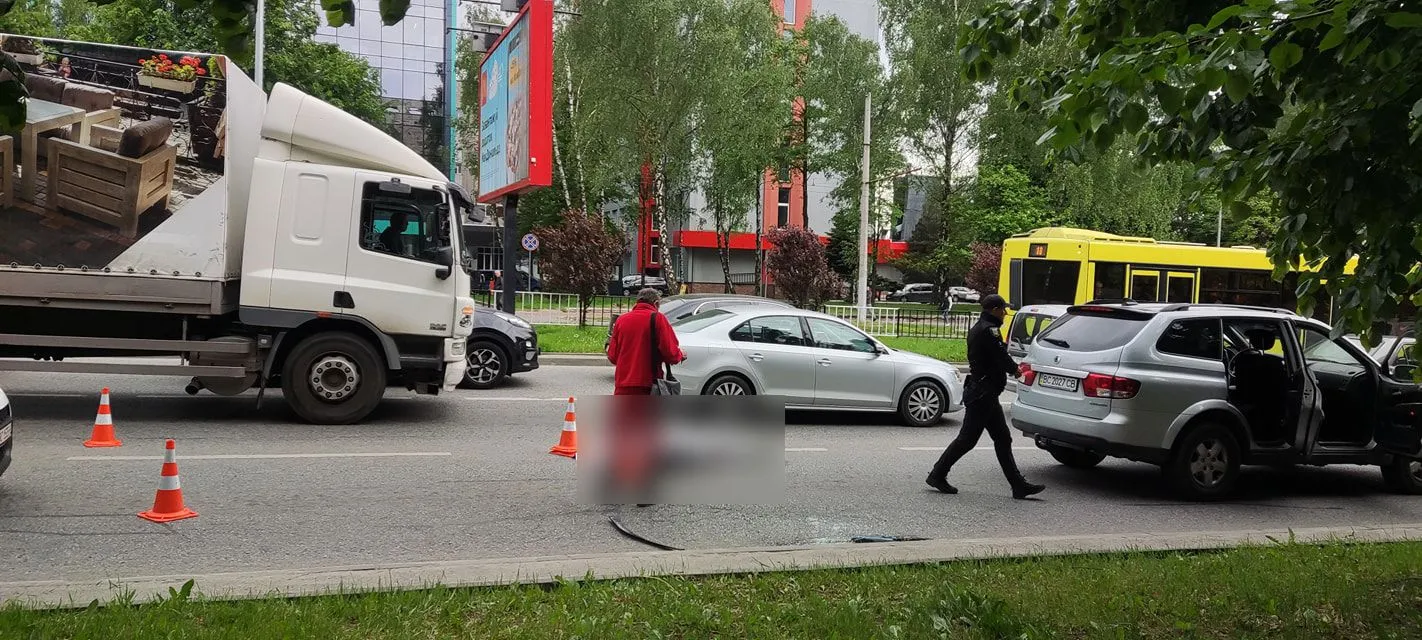 У Львові водій помер за кермом посеред дороги: фото і відео