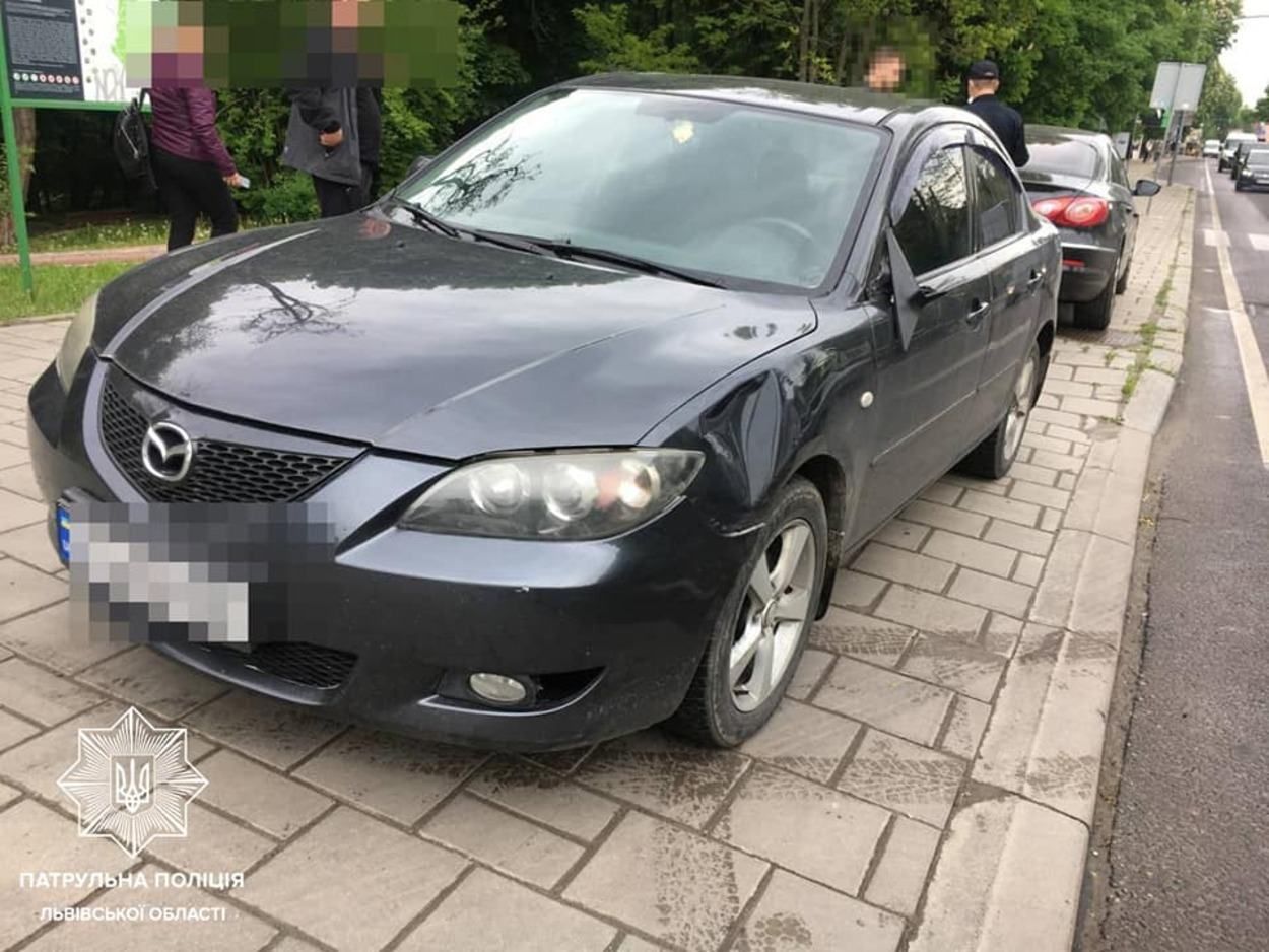 Збив 2 людей на переході та втік: львівські патрульні спіймали п'яного водія без прав – фото Збив 2 людей на переході та втік: львівські патрульні спіймали п'яного водія без прав – фото