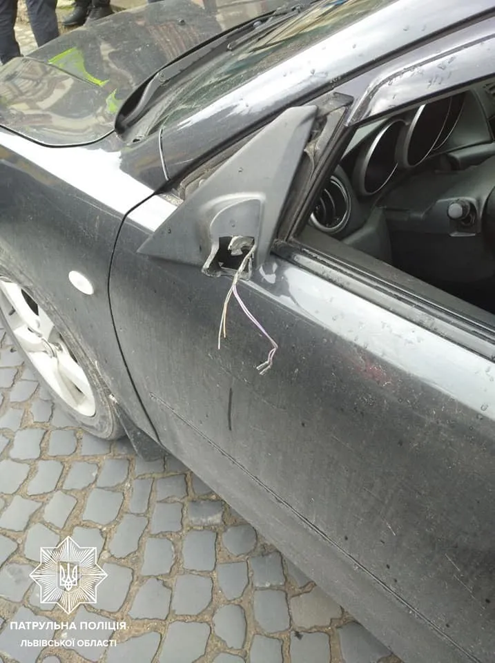 Збив 2 людей на переході та втік: львівські патрульні спіймали п'яного водія без прав – фото
