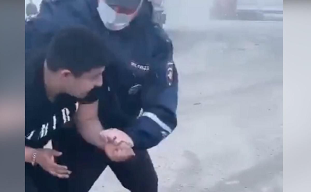 У Росії поліцейський випадково вистрілив у голову хлопцю: відео У Росії поліцейський випадково вистрілив у голову хлопцю: відео