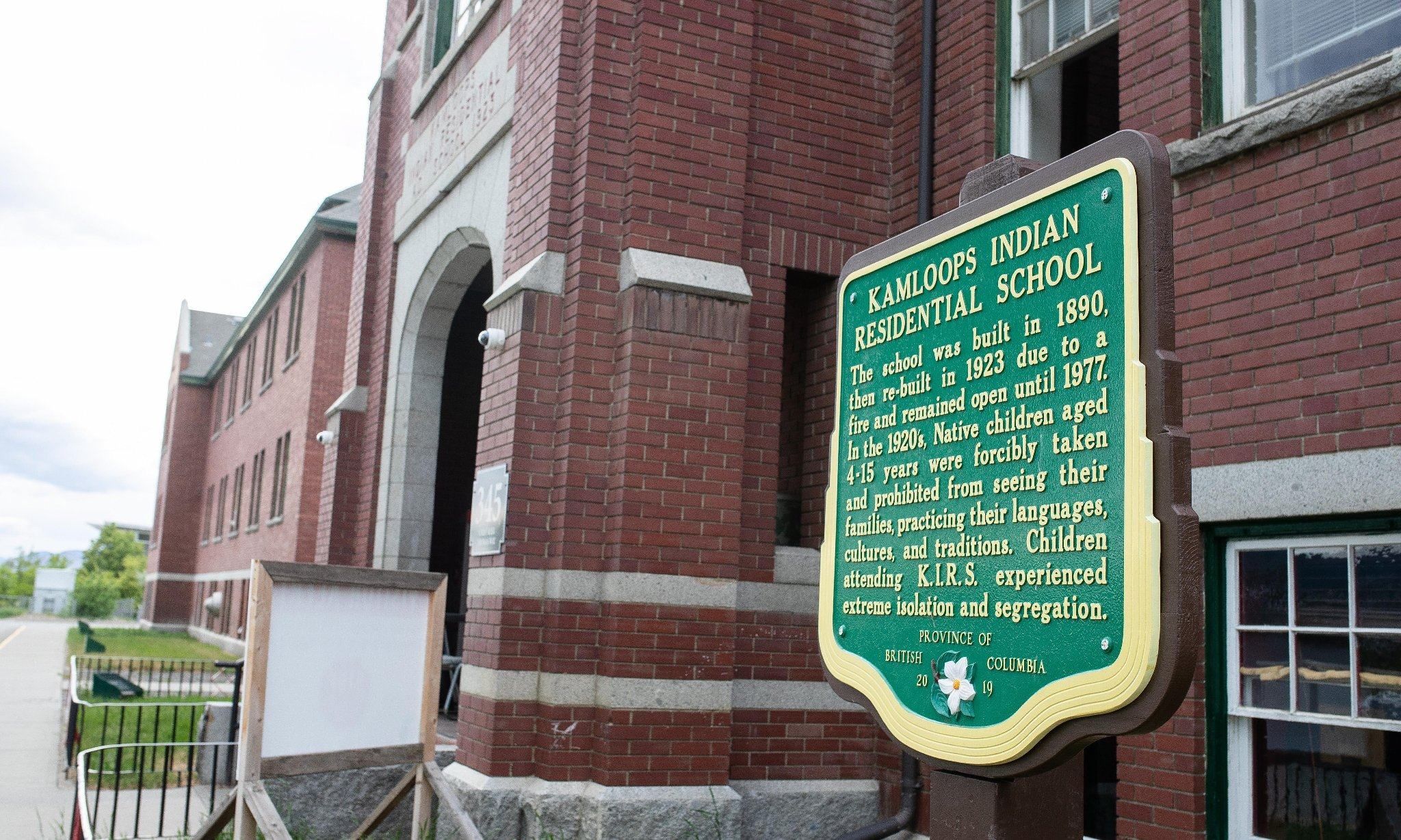 На территории бывшей школы-интерната в Канаде обнаружили останки детей На территории бывшей школы-интерната в Канаде обнаружили останки детей