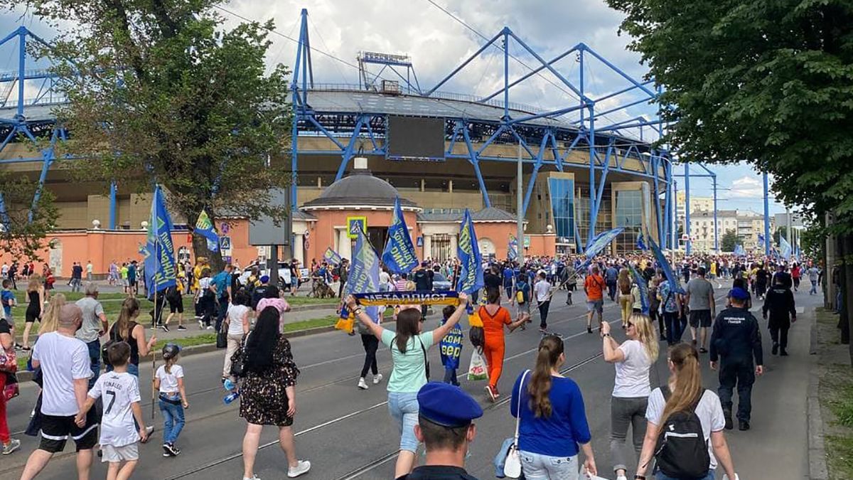 У Харкові фанати провели марш містом перед матчем футбольного клубу Метал: фото У Харкові фанати провели марш містом перед матчем футбольного клубу Метал: фото