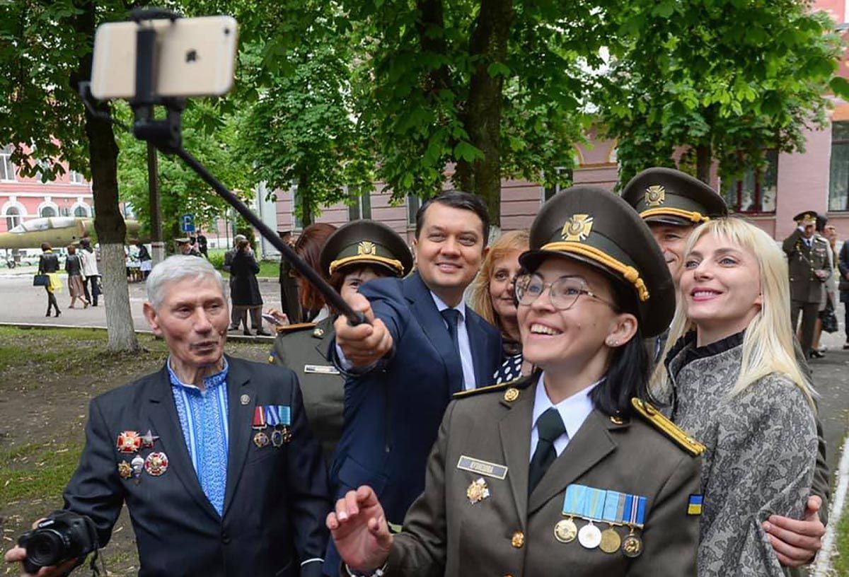 Военный лицей Богуна в Киеве впервые закончили девушки: фото