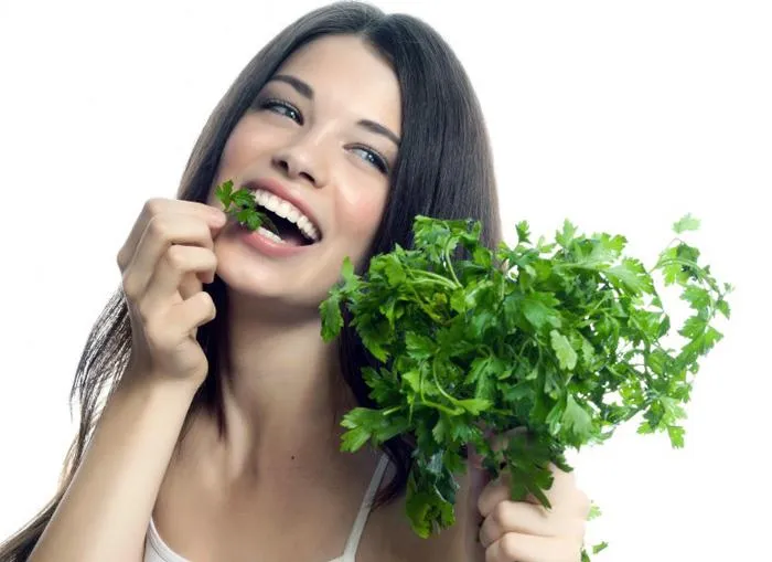 Петрушку їсть дівчина Петрушку їсть дівчина