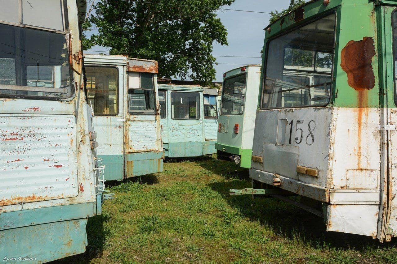 Трамваи в Луганске гниют, а рельсы распиливают: фото