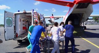 У Київ літаком зі Запоріжжя транспортували 3-річну дівчинку з тотальним ураженням легень: фото