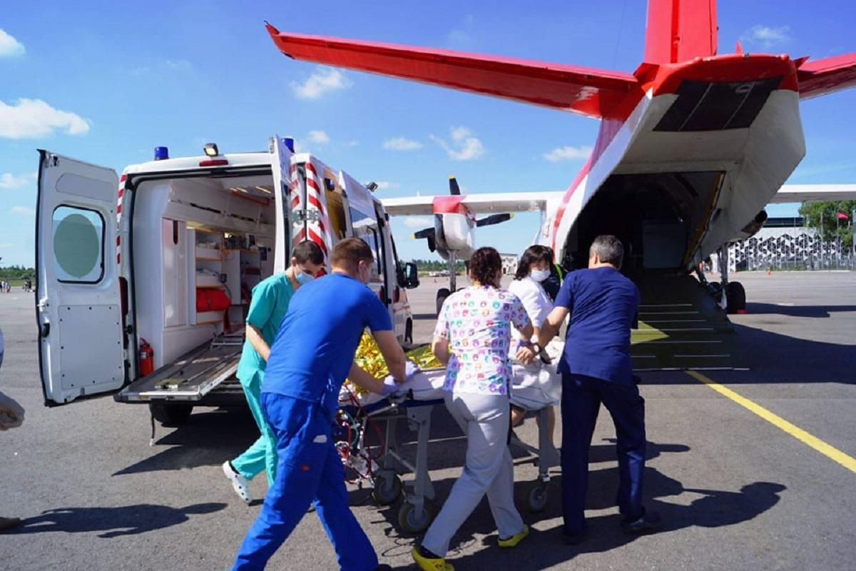 В Киев самолетом из Запорожья транспортировали 3-летнюю девочку
