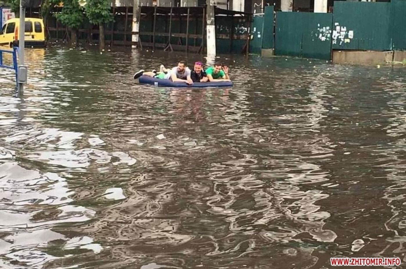 У Житомирі після зливи серед міста чоловік катався на гідроциклі У Житомирі після зливи серед міста чоловік катався на гідроциклі