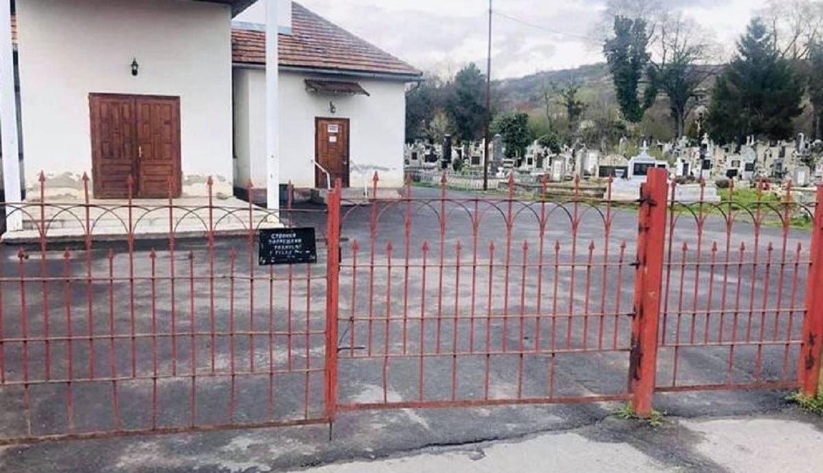 На Закарпатті мер наказав закривати ворота кладовища без паркану