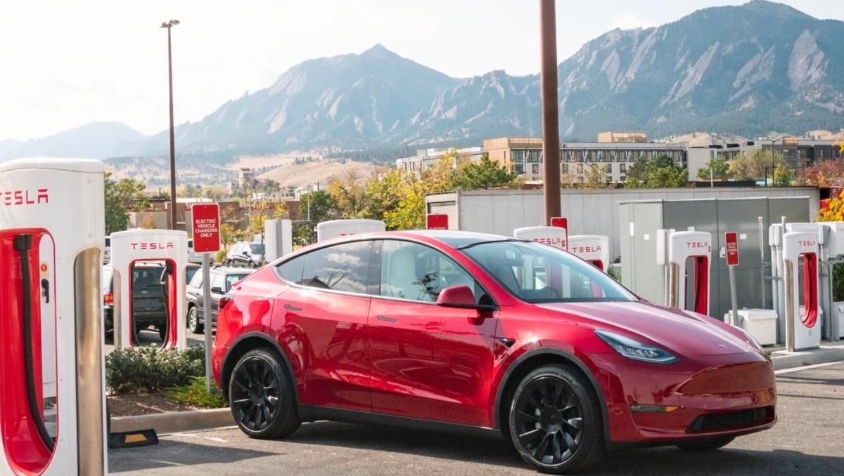 Тесла відкливає електромобілі Model 3 та Model Y через неполадки Тесла відкливає електромобілі Model 3 та Model Y через неполадки