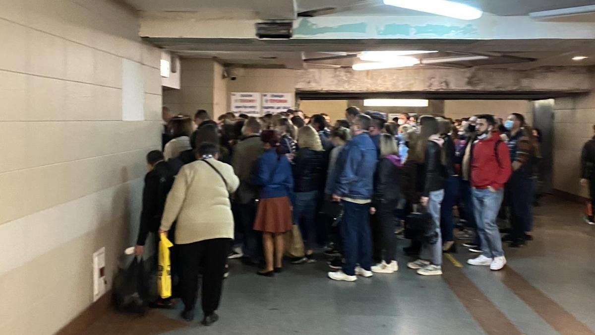 У київському метро знову масово порушують карантин