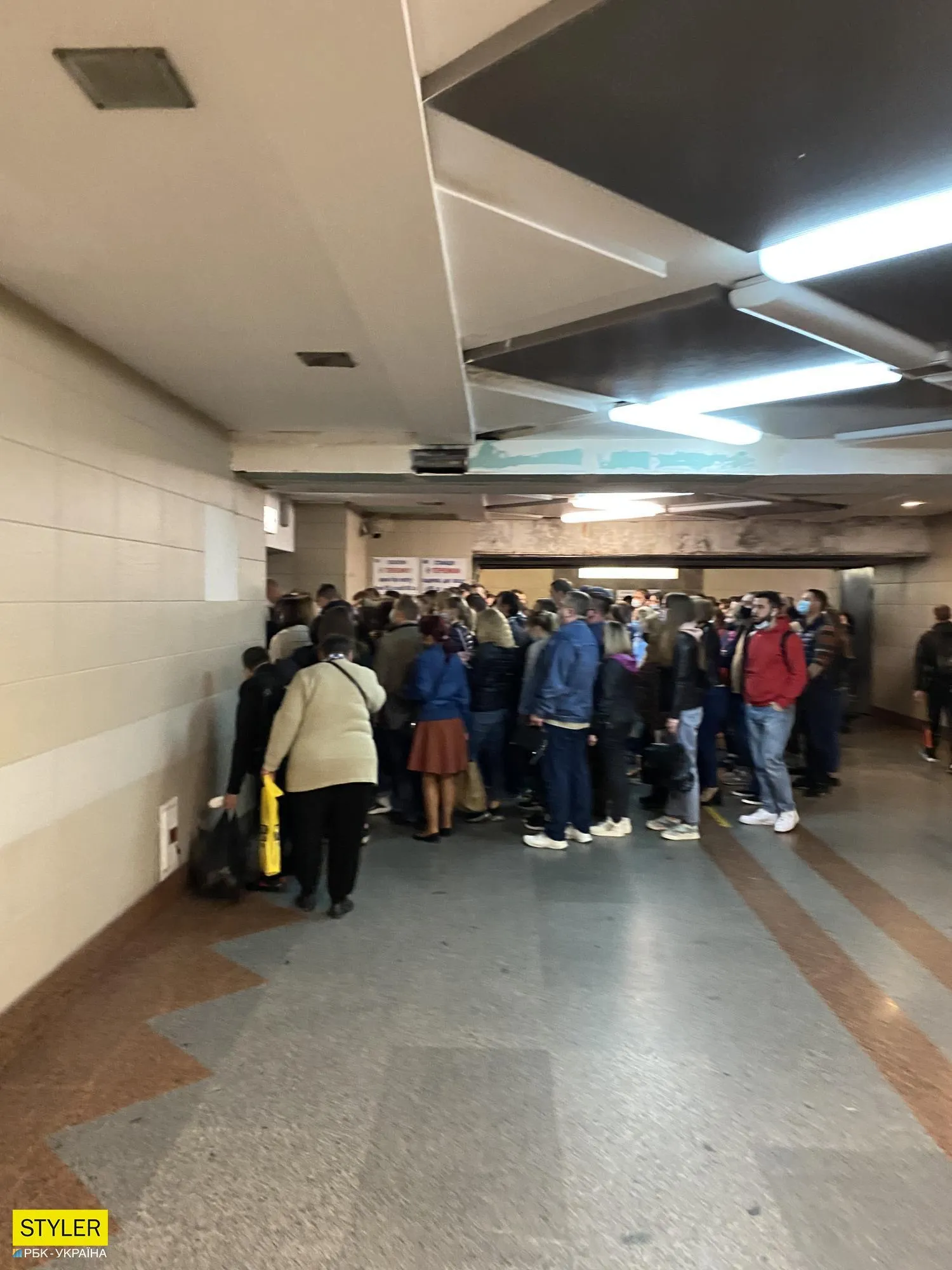 у київському метро знову масово порушують карантин