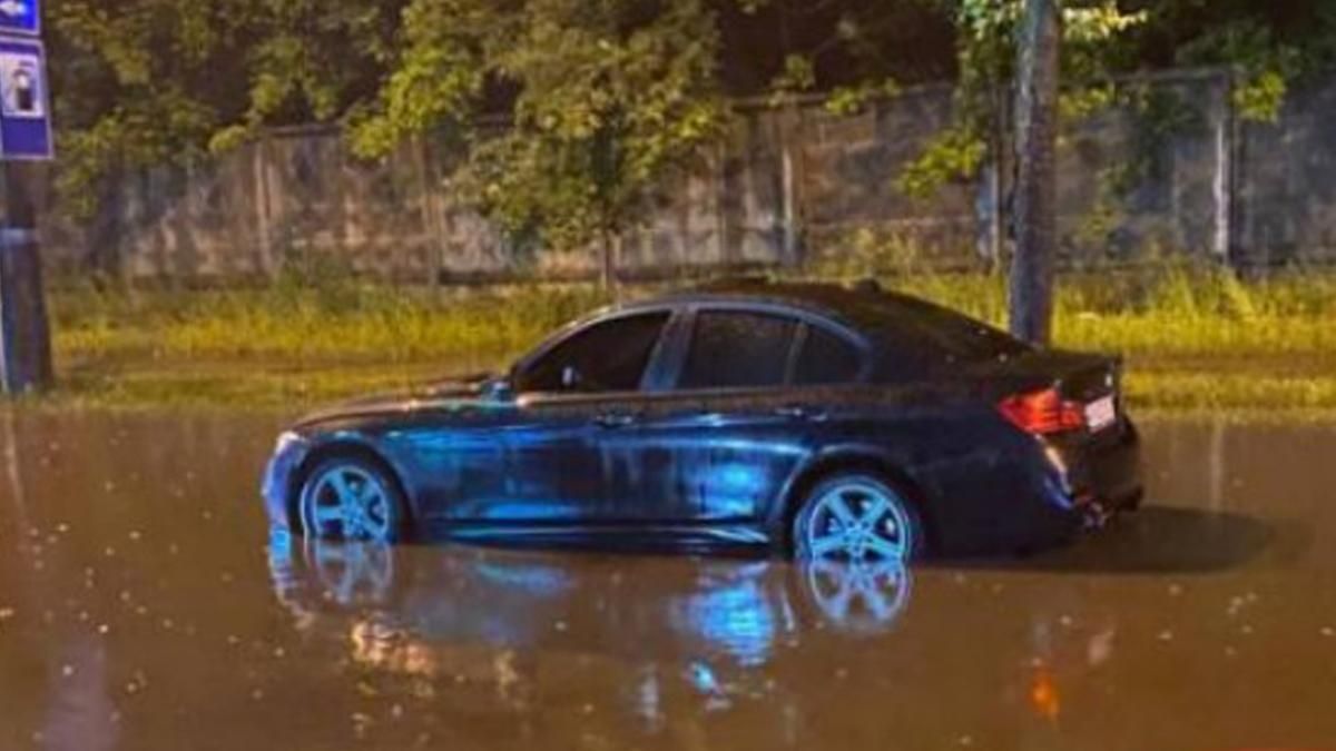 Потоп на Стеценка в Києві 30 травня 2021: відео 