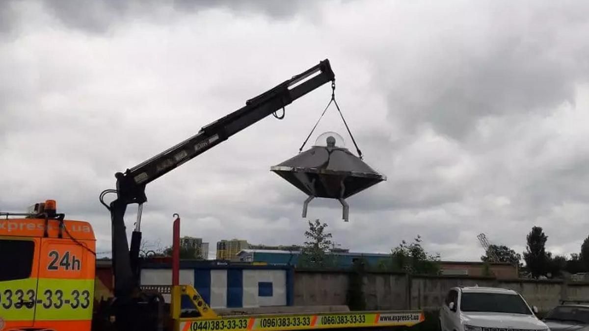 У Києві помітили летючу тарілку: її у музей привіз евакуатор У Києві помітили летючу тарілку: її у музей привіз евакуатор