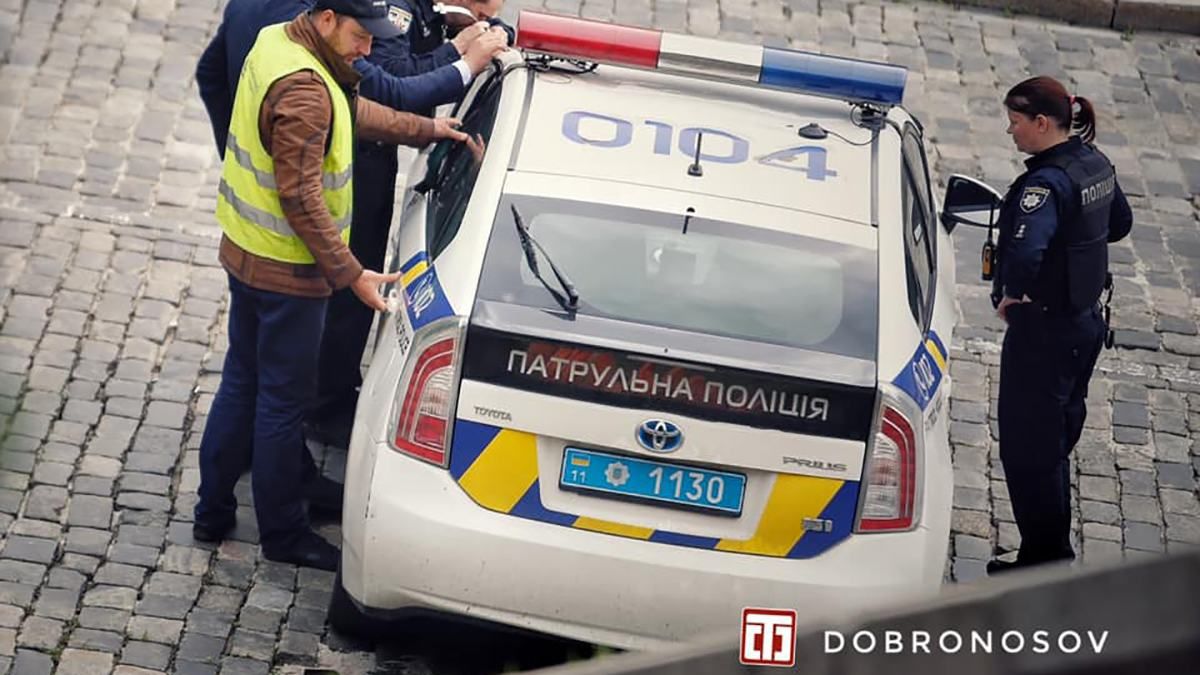 В Киеве полицейские забыли ключи в служебном авто: курьезные фото