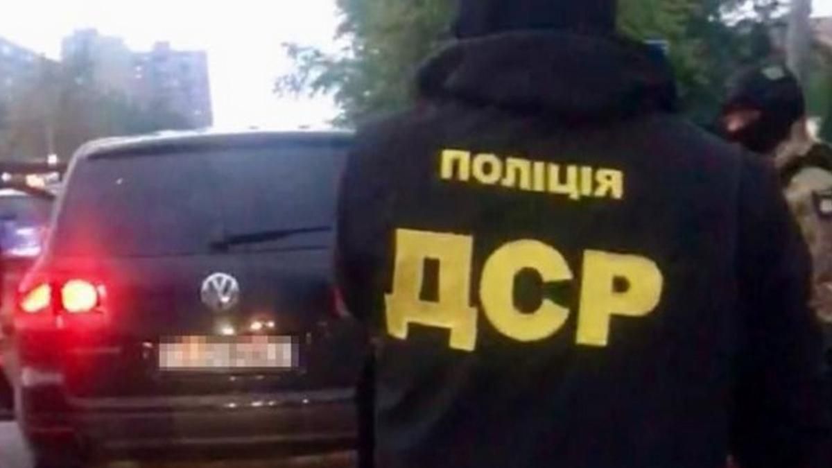 У Києві поліція затримала банду й звільнила жінку: фото, відео